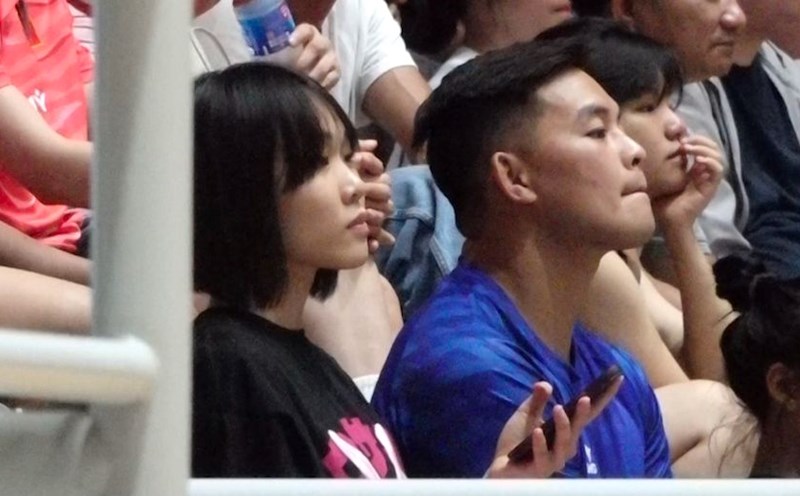 Tu Linh and her boyfriend cheer for the Vietnam women's volleyball team. Photo: Hoang Hue