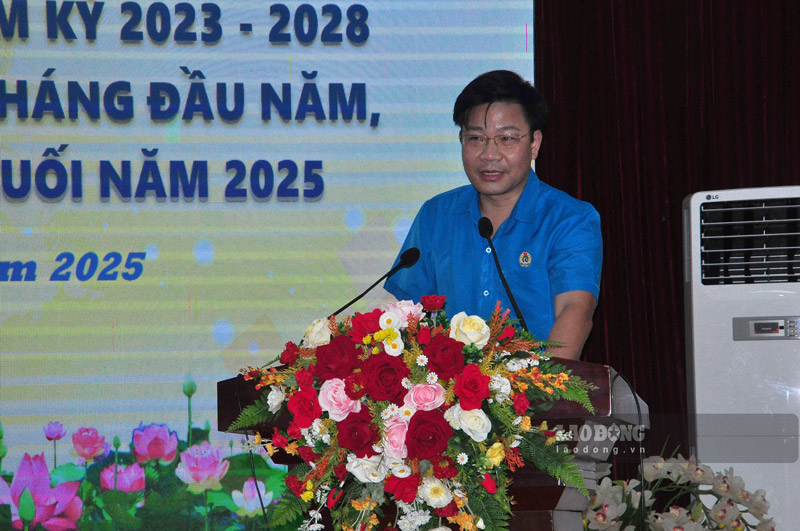Ong Hoang Tuan Hai - Chu tich cong doan khu kinh te tinh Lao Cai thao thuan ve cong tac cham lo cho nguoi lao dong. Anh: Dinh Dai