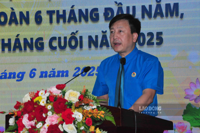 Chu tich Lien doan Lao dong Lao Cai phat bieu tai hoi nghi. Anh: Dinh Dai