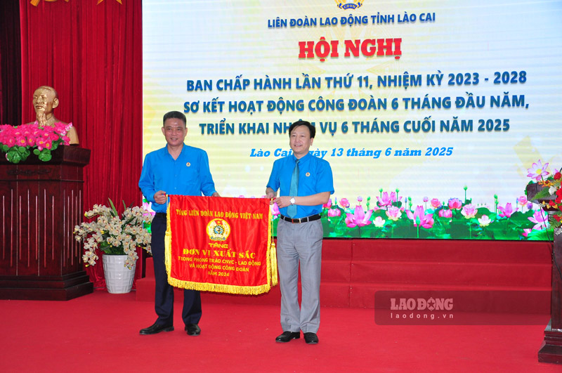 Tang bang khen, co thi dua cho cac ca nhan, tap the co thanh tich xuat sac. Anh: Dinh Dai