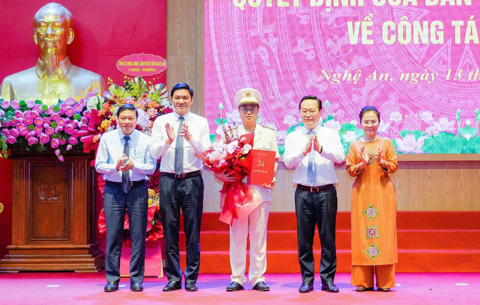 Thuong truc Tinh uy Nghe An tang hoa chuc mung Dai ta Dinh Viet Dung - Bi thu Dang uy, Giam doc Cong an tinh. Anh: Pham Bang