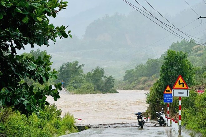 Mưa lớn do anh huong cua hoan luu bao so 1, gây chia cắt nha cửa, lam hư hai nông san tai xa Hoa Bắc, Da Nẵng. Ảnh: Bao Lâm