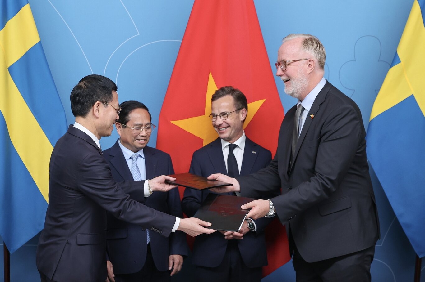Hai Thu tuong chung kien le trao thoa thuan Doi tac chien luoc nganh ve hop tac khoa hoc, cong nghe, doi moi sang tao va chuyen doi so giua Bo Khoa hoc va Cong nghe Viet Nam va Bo Ngoai giao Thuy Dien. Anh: VGP