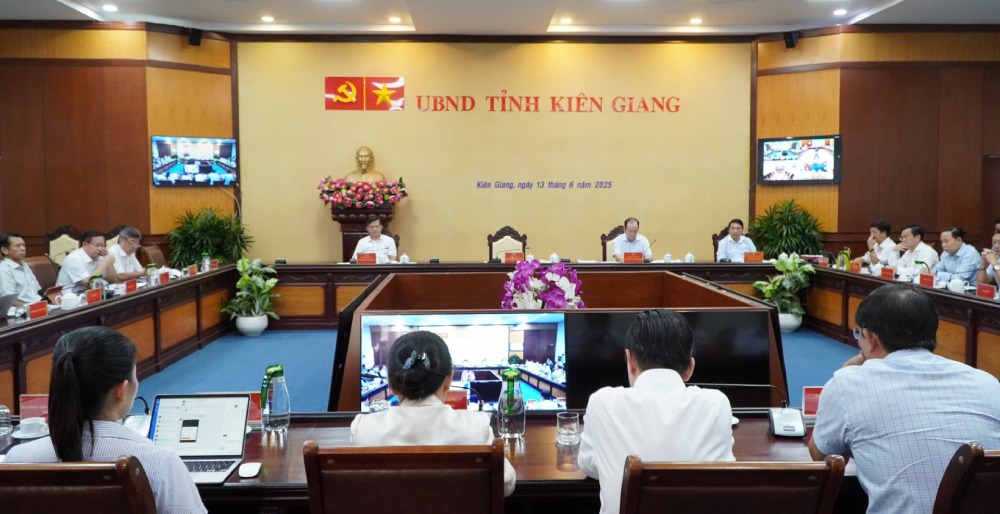 The Department of Home Affairs of the two provinces has calculated the regime and policies for cadres from An Giang to Kien Giang to work and vice versa. Photo: Nam Phuong