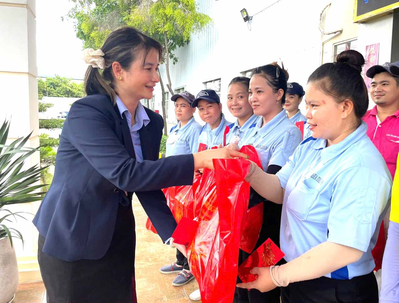 CDCS Cong ty TNHH Ky nghe Cua Y A Chau (phuong Khanh Binh, thanh pho Tan Uyen, tinh Binh Duong) la mot trong nhung don vi cham lo tot cho doan vien, nguoi lao dong duoc LDLD tinh Binh Duong khen thuong trong dip nay. Anh: Dinh Trong