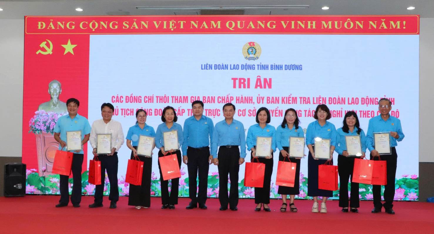 LDLD tinh Binh Duong tri an can bo Cong doan co tham nien cong tac trong he thong Cong doan tinh. Anh: Dinh Trong