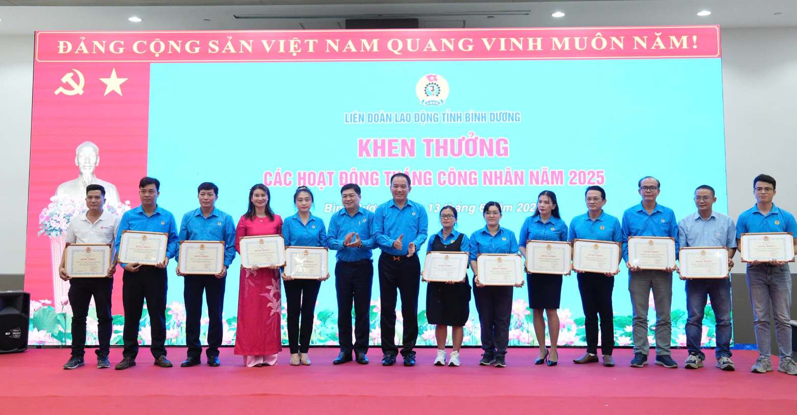 Binh Duong Provincial Federation of Labor commends collectives that have taken good care of union members during Workers' Month 2025. Photo: Dinh Trong