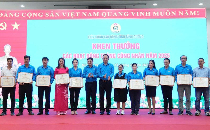 Binh Duong Provincial Federation of Labor commends collectives that have taken good care of union members during Workers' Month 2025. Photo: Dinh Trong