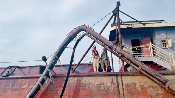 Công an Hà Nội phát hiện phương tiện cải trang khai thác cát lậu trên sông Hồn. Ảnh: CAHN