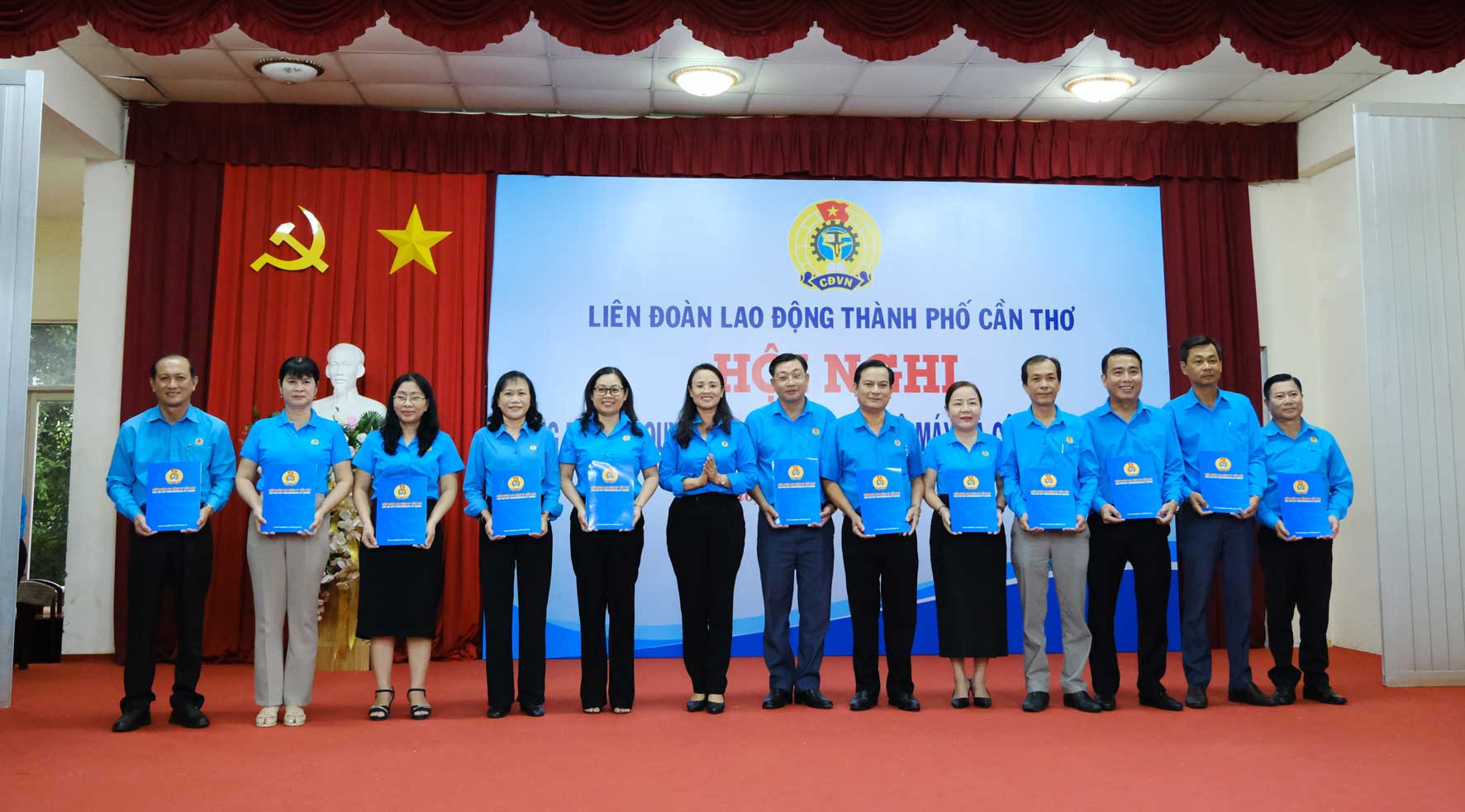 Chu tich LDLD TP Can Tho Le Thi Suong Mai trao Quyet dinh giai the cho 12 Cong doan cap tren truc tiep co so. Anh: My Ly