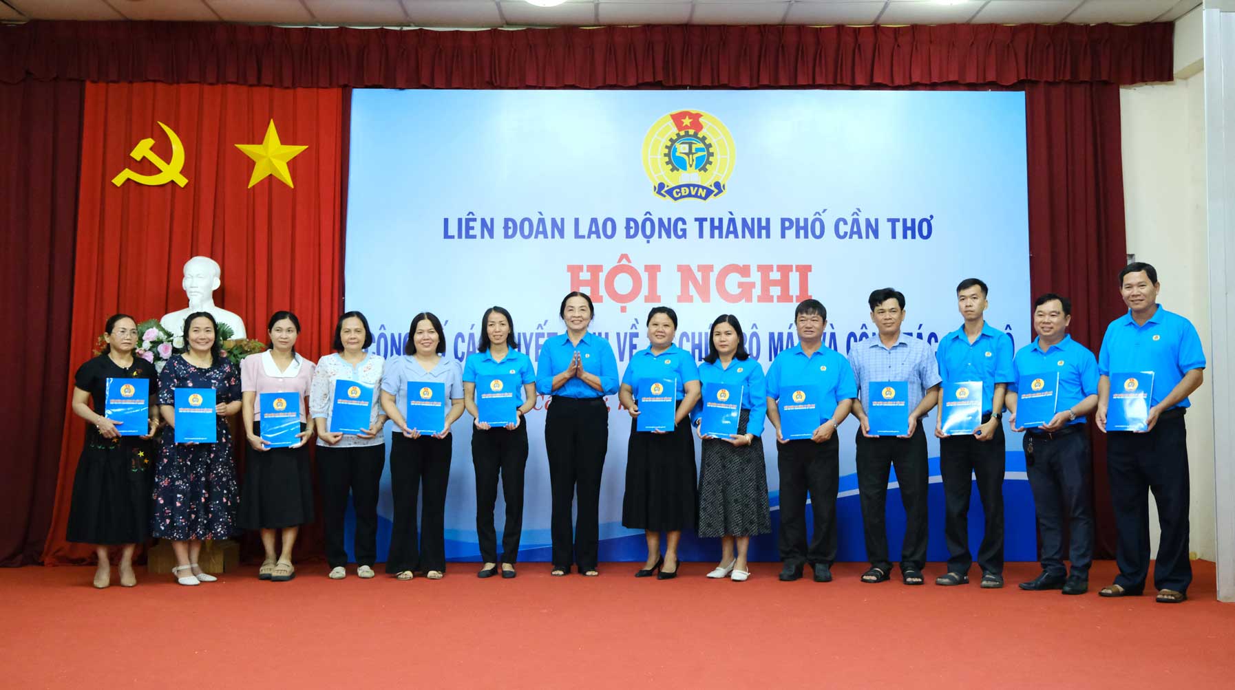 Pho Chu tich Thuong truc LDLD TP Can Tho Huynh Thi Hien trao Quyet dinh giai the cho cac cong doan co so. Anh: My Ly