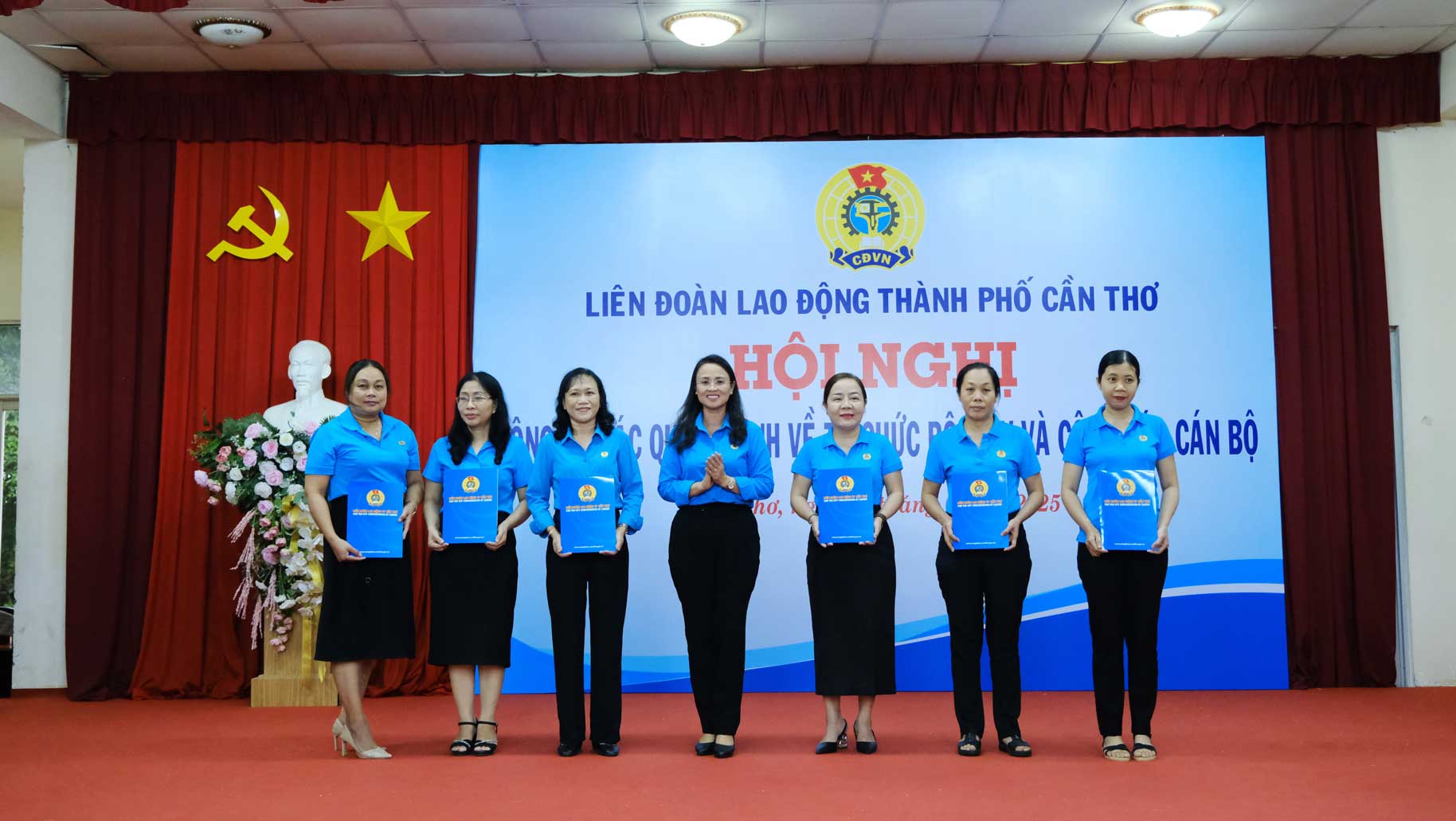Chu tich LDLD TP Can Tho Le Thi Suong Mai trao cac quyet dinh ve dieu dong cong chuc. Anh: My Ly