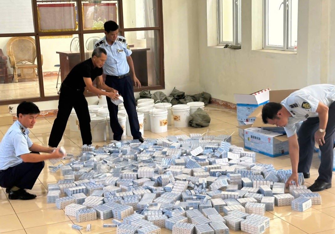 El Equipo QLTT No. 4 lleva a cabo la medicina occidental para ser arrestado. Foto: Departamento de Administracion Provincial Quang Ninh