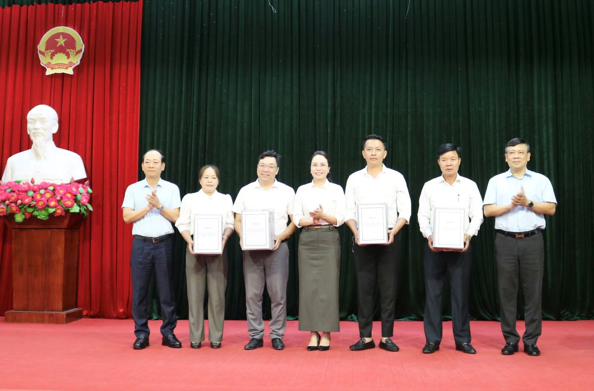 Thuy Nguyen City entrego el expediente para ajustar la planificacion de la zonificacion de la construccion en la escala del Parque Industrial Nguyen de 1/2000. Foto: Thuy Nguyen E -Portal, Hai Phong