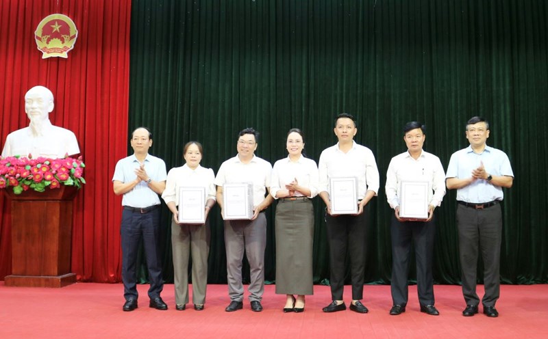 Thuy Nguyen City hands over the dossier of Adjusting the construction zoning plan at a scale of 1/2000 of Thuy Nguyen Industrial Park. Photo: Thuy Nguyen Information Center, Hai Phong