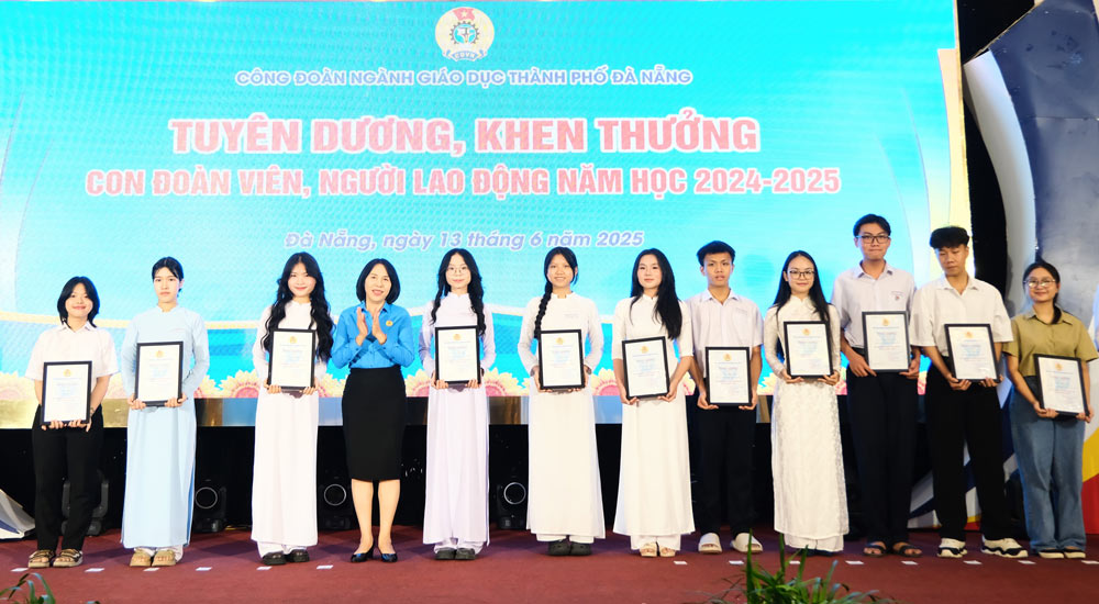 La Union de Educacion de la Ciudad de Da Nang elogio y recompenso a los hijos de miembros y trabajadores sindicales de los sindicatos de base afiliados. Foto: Tra Van