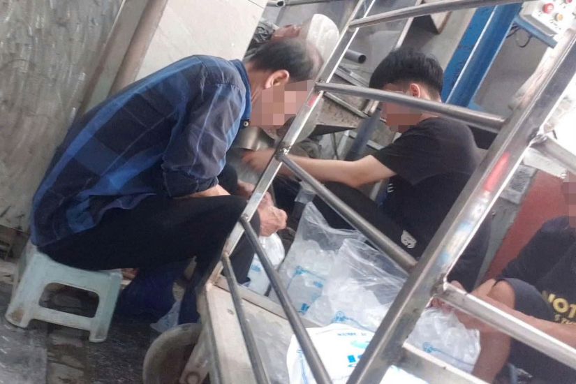 Close -Up del proceso de fabricacion y empacacion de piedras a mano de las instalaciones de produccion en Lane 20, Buoi Street (BA Dinh, Hanoi). Foto: grupo fotovoltaico