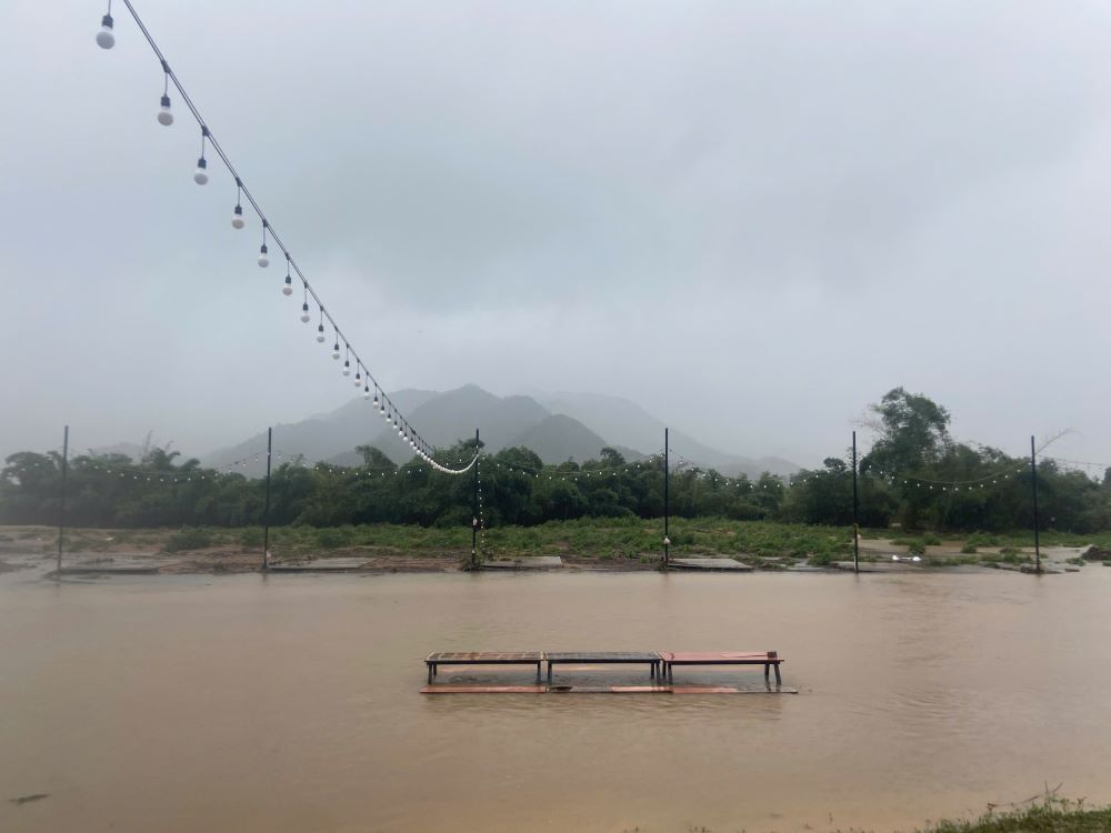 Mưa lớn do hoan luu bao so 1 Wutip gây chia cắt nha cửa, lam hư hai nông san tai xa Hoa Bắc, Da Nẵng. Du bao mien Trung tiep tuc mua lon trong dem 13.6. Ảnh: Bao Lâm