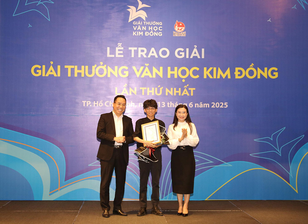 La autora Giai Du gano el primer premio en el primer premio de literatura de Kim Dong con una larga historia "¿Que debo hacer cuando esta ventoso"? Foto: bich ngoc
