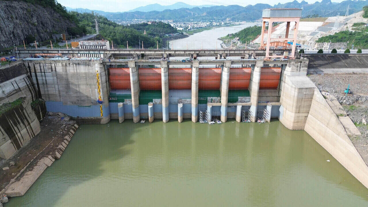 Al pie de la temporada de agua hidroelectrica HOA Binh, poco profunda. Foto: Dang Tinh