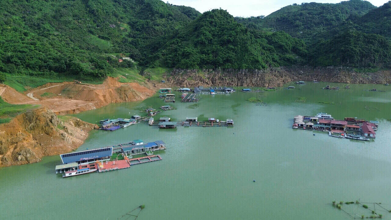 Muc nuoc ho Hoa Binh rut xuong lam lo bun dat ven bo, anh huong den he thong be nuoi ca, khien nguoi dan phai dieu chinh vi tri long nuoi lien tuc. Anh: Dang Tinh