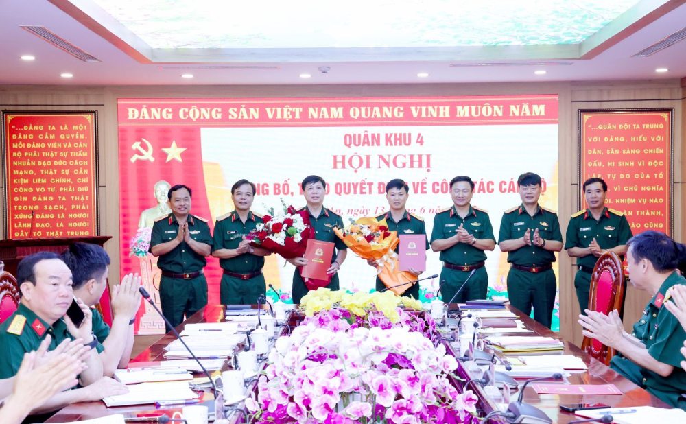 Mayor general Doan Xuan Buong - Secretario del Comite del Partido, Comisario Politico de la Region Militar 4 y los lideres del Comite Permanente del Comite del Partido, el Jefe del Comando de la Region Militar otorgo la decision, dio flores para felicitar a los soldados a traves del Ejercito para ser movilizados y nombrados. Foto: Region militar 4