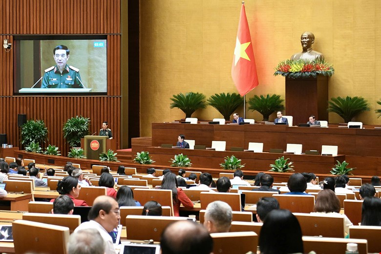Quoc hoi thao luan du an Luat sua doi, bo sung 11 luat thuoc linh vuc quan doi, quoc phong. Anh: Pham Dong