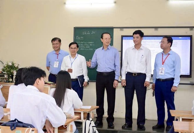 Thu truong Thuong truc Bo GDDT Pham Ngoc Thuong (dung giua) dong vien cac em hoc sinh tai Ninh Binh truoc Ky thi tot nghiep THPT nam 2025. Anh: Thanh Cong