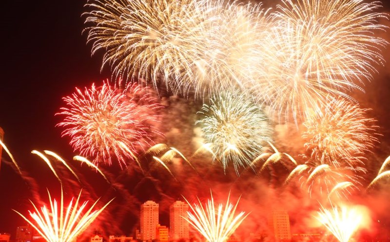 The moment the Da Nang sky lit up in the image of the red flag with a yellow star recreated with fireworks at the Da Nang International Fireworks Festival DIFF 2025. Photo: Tran Thi