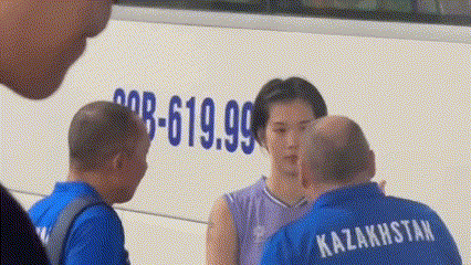 Thanh Thuy talks with the head coach of the Kazakhstan team.