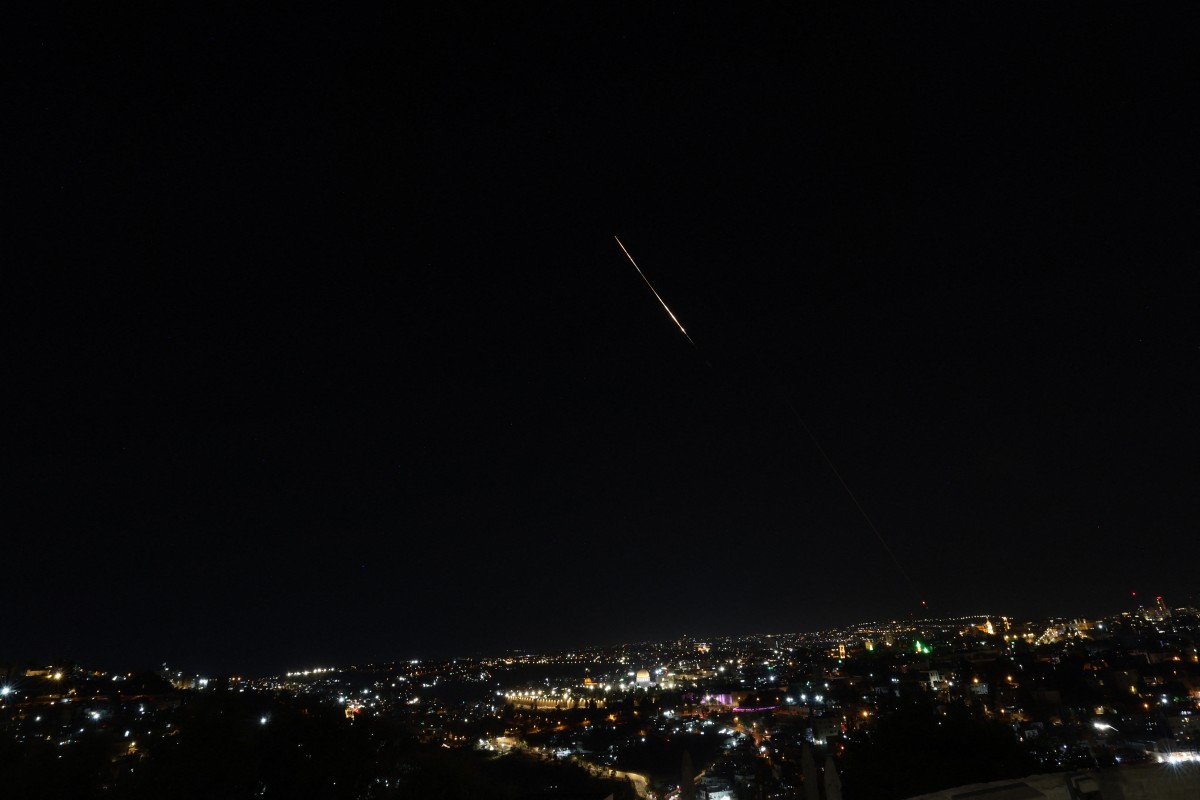 El Sistema de Defensa de Misiles de Domo de Hierro Israeli se lanzo para interceptar los misiles iranies en Jerusalen la noche del 13 de junio, Dawn 14.6. Foto: AFP