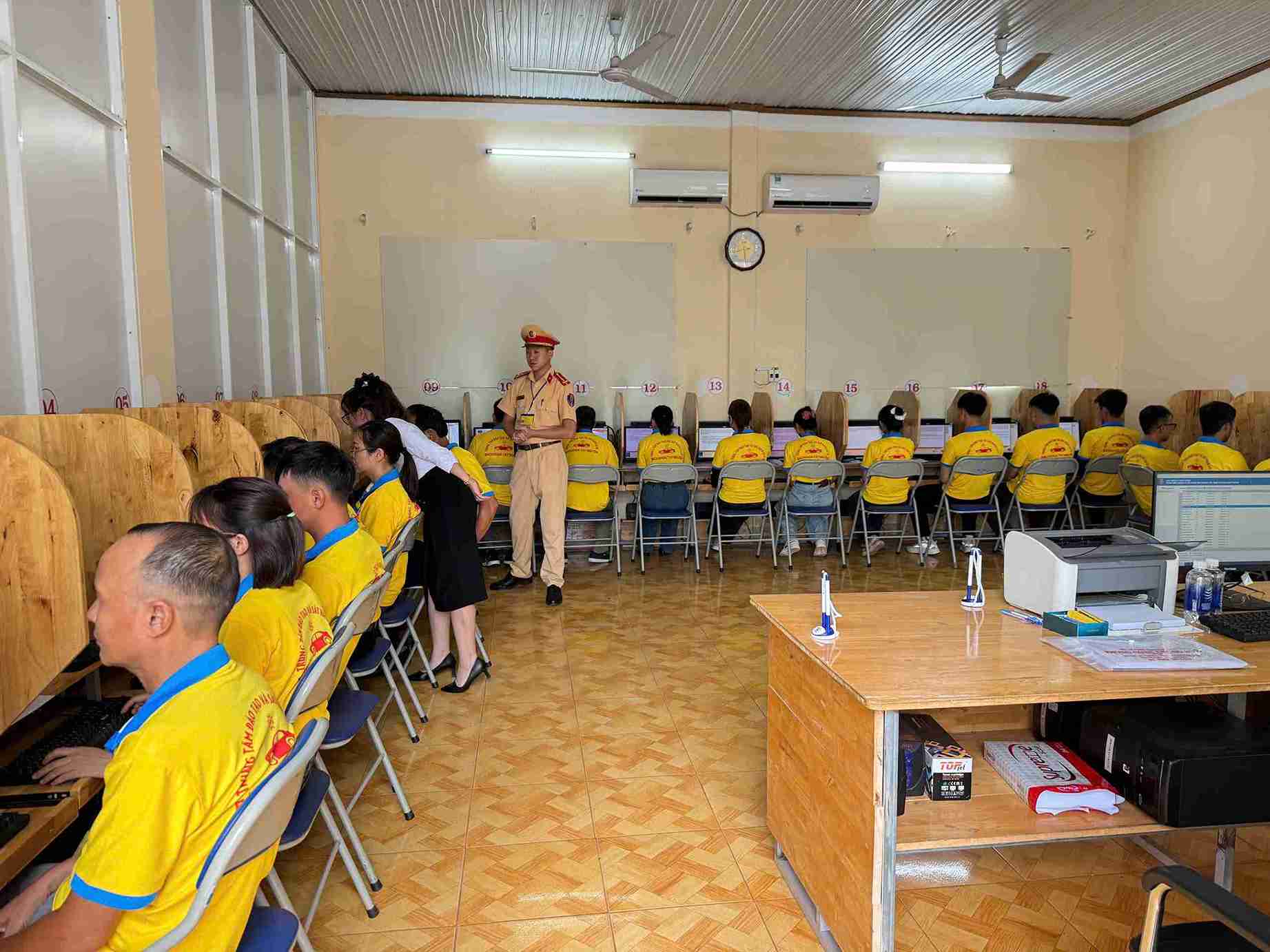 La escena de una sala de examen para probar la teoria de la conduccion de automoviles en Dak Lak. Foto: Policia proporcionada