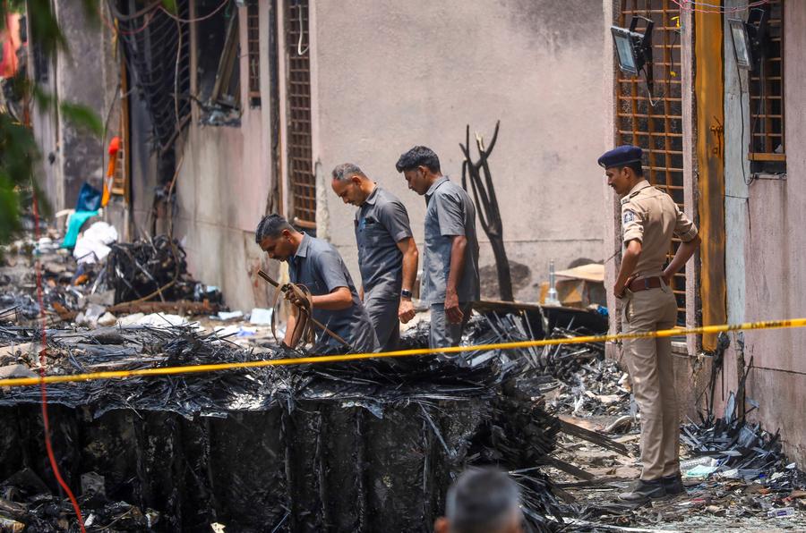 La escena del choque de aviones Air India en India. Foto: Xinhua