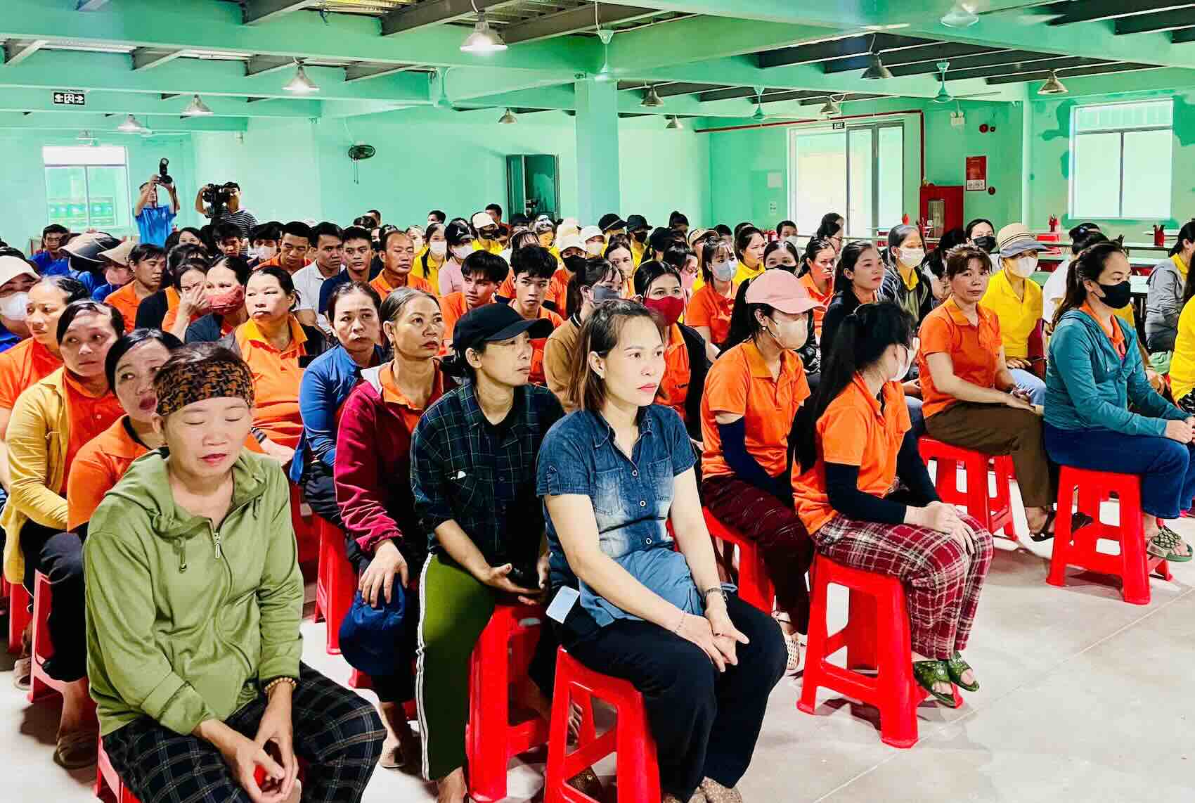 Mas de 150 trabajadores estan capacitados en ley y seguridad de redes en Quang Binh. Foto: Xuan Duc