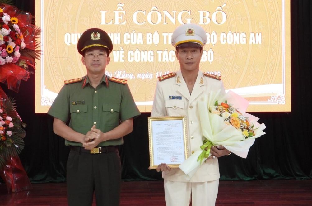 La autorizacion del Ministro de Seguridad Publica, Coronel Nguyen Dai Dong - Director Adjunto a cargo de la policia de Da Nang, entrego la decision al teniente coronel Tran Minh Nguyen. Foto: Policia de Da Nang