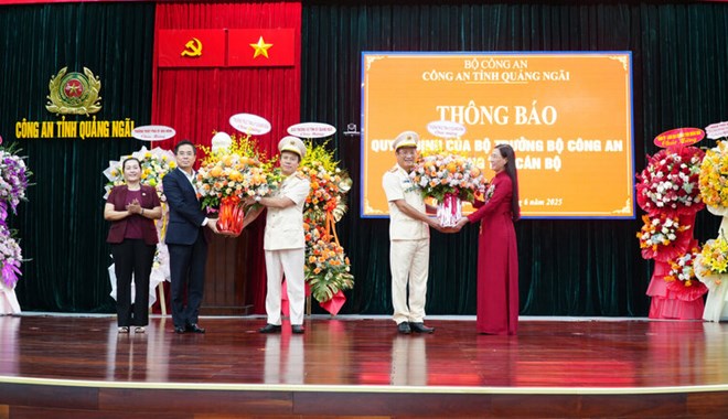 Lanh dao tinh Quang Ngai tang hoa chuc mung Dai ta Ho Song An (thu 2 tu phai sang) va Dai ta Hoang Anh Tuan (tu 3 tu phai sang). Anh: Thanh Hai