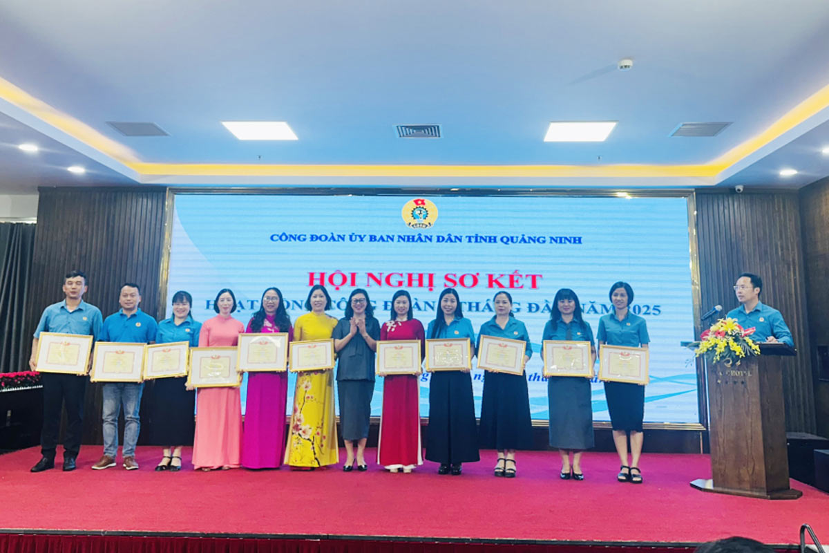 Lanh dao Cong doan UBND tinh tang giay khen cho ca nhan, tap the xuat sac. Anh: Trung tam truyen thong Quang Ninh