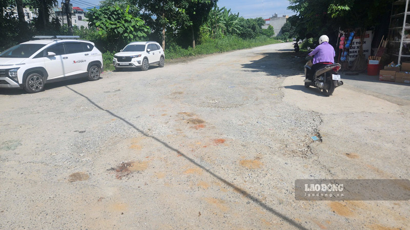 Tuyen duong dang do tiem an nguy co mat an toan giao thong. Anh: Trong Loc