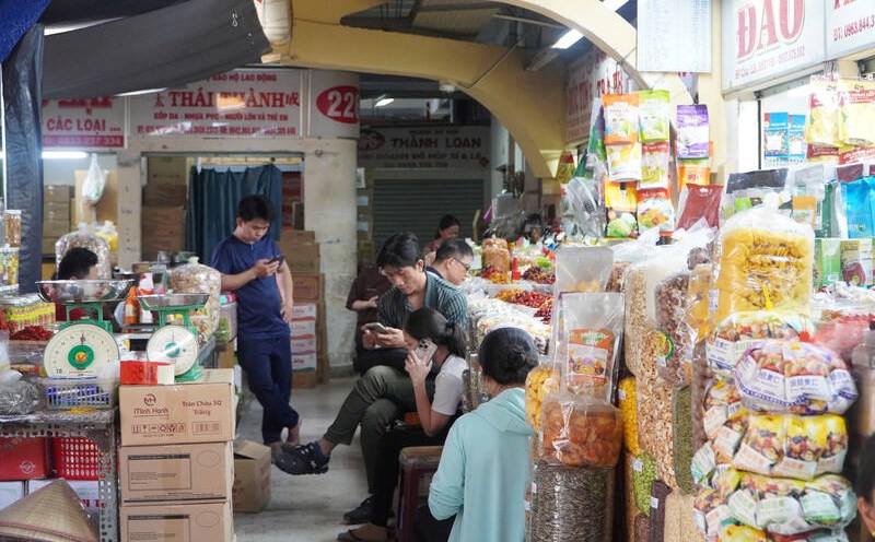 Many traders in Ho Chi Minh City have removed the problem of electronic invoices with customers returning goods and owing pillows. Photo: Ha May