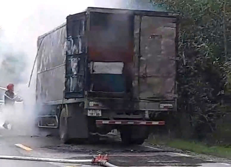 El camion se incendio en Ho Chi Minh Road. Foto: Van Dung