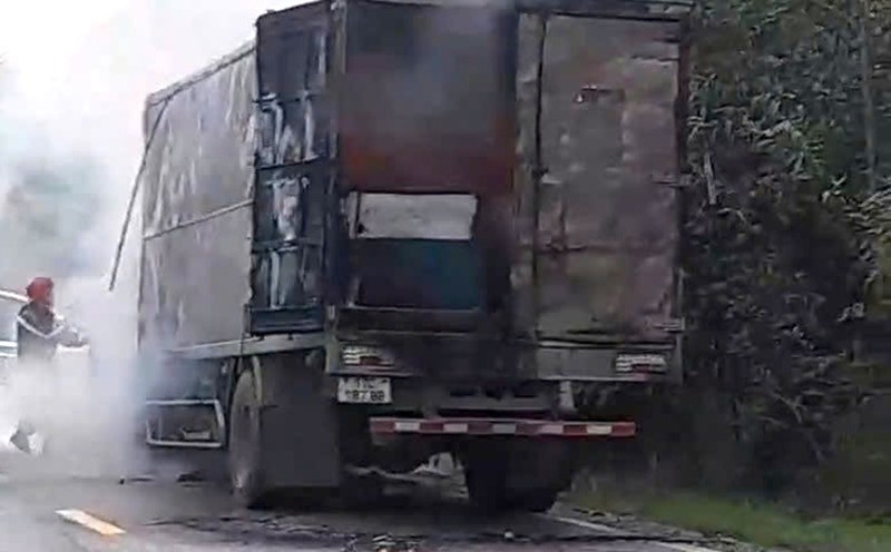 Truck on fire on Ho Chi Minh Road. Photo: Van Dung