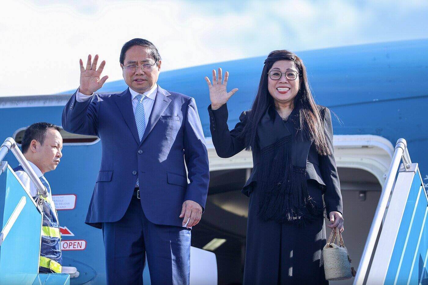 Miembro de Politburo, el primer ministro Pham Minh Chinh y su esposa llegaron a Hanoi, terminando un viaje de negocios en Europa. Foto: VGP