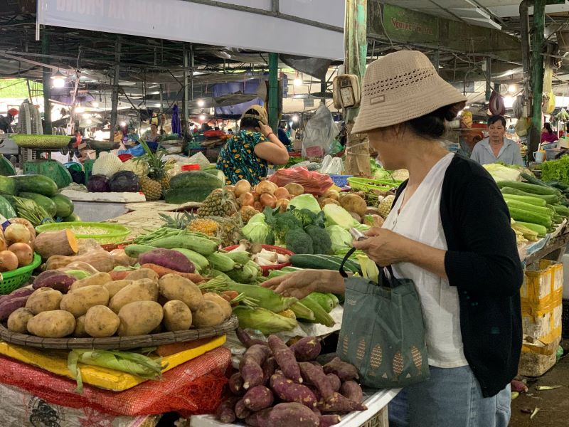 Despues de la lluvia prolongada, escasas verduras verdes en el mercado Da Nang. Foto: Thanh Huyen