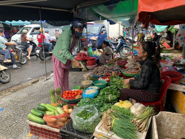 Cac loai rau muong, rau cai, rau den it hang hon moi ngay, tham chi khong co hang de ban. Anh: Thanh Huyen