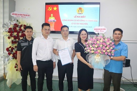 En los primeros 6 meses de 2025, el sindicato de la industria y el comercio de la provincia de Dak Lak establecieron 5 sindicatos de base y recien admitidos 642 miembros. Foto: Bao Trung