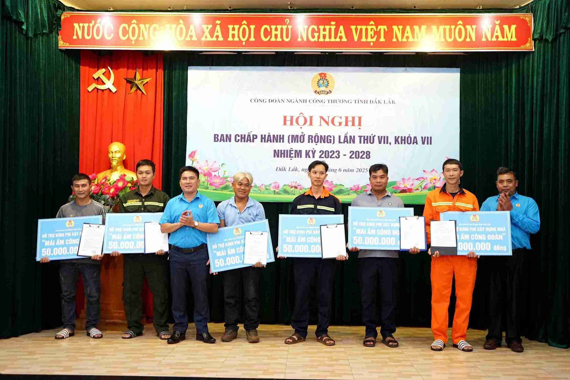 Lanh dao Cong doan nganh Cong Thuong tinh trao quyet dinh ho tro kinh phi xay dung nha “Mai am cong doan” cho cac doan vien. Anh: Bao Trung 