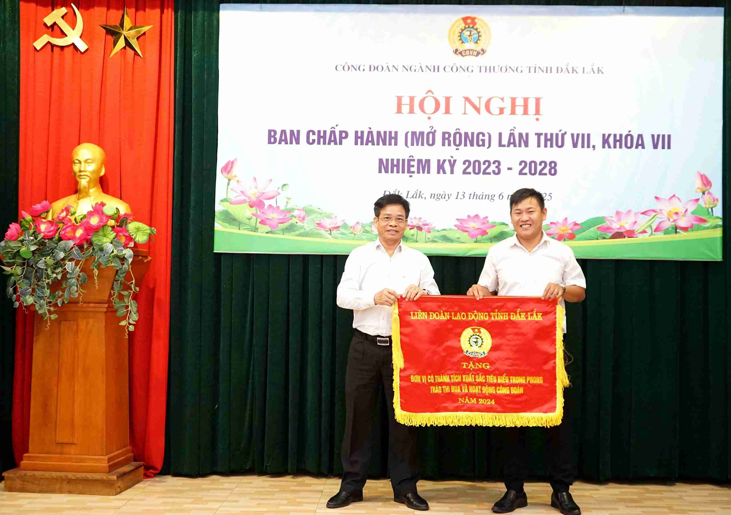 Tong Lien doan Lao Dong Viet Nam tang co thi dua cho Cong doan Co so Cong ty Co phan Thep ASEAN. Anh: Bao Trung 