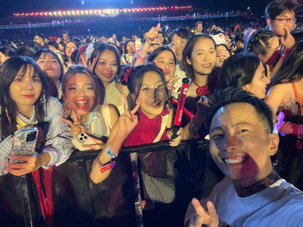 Ngan Ha (ao do) chup anh cung Rhymastic tai concert Anh trai vuot ngan chong gai. Anh: Nhan vat cung cap