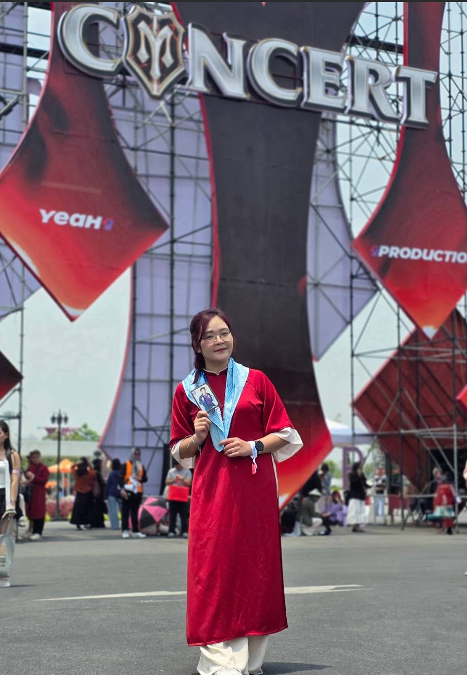 Khan gia Le Thanh Hang mac ao dai xem concert ngay 3. Anh: Nhan vat cung cap
