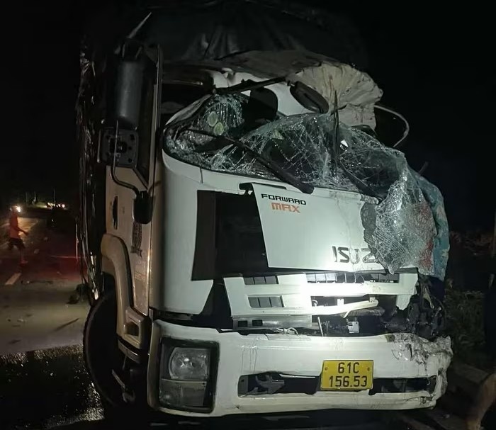 The scene of the accident between 2 trucks that killed 1 person and injured 3 others. Photo: Provided by readers